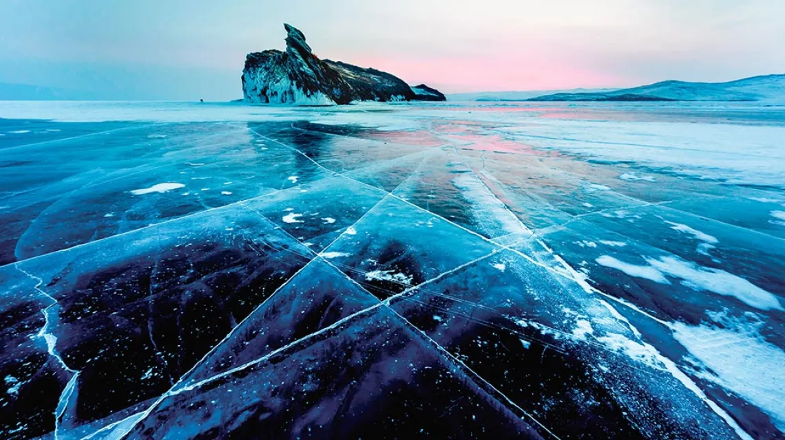 Pęka lód w pobliżu wyspy Ogoj na Bajkale / ALAMY STOCK PHOTO / BEW