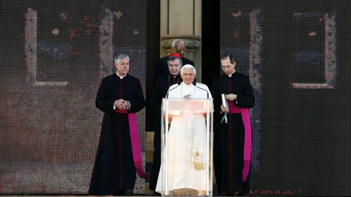 Światowe Dni Młodzieży 2008 - Benedykt XVI przed katedrą Najświętszej Marii Panny uczestniczy w drodze krzyżowej. Sydney, 18 lipca 2008 /fot. KNA-Bild / 