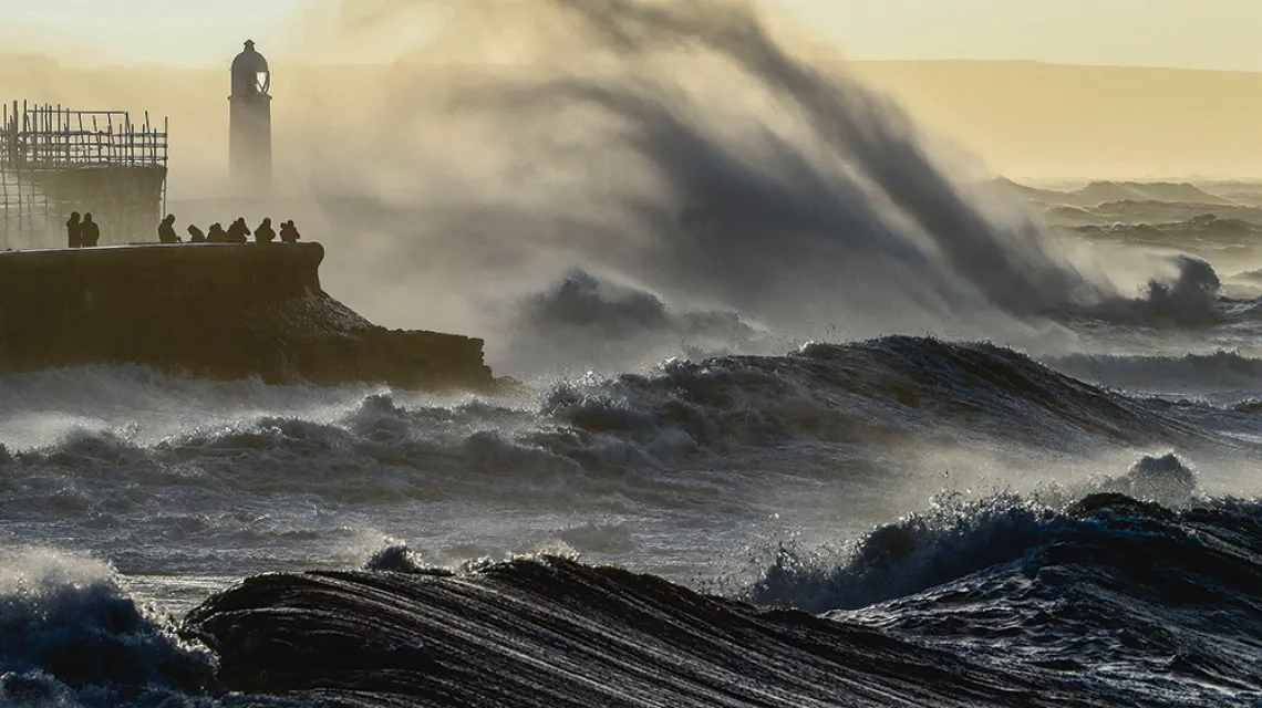 Latarnia morska w Porthcawl w południowej Walii podczas huraganu Eunice, 18 lutego 2022 r. / GEOFF CADDICK / East News