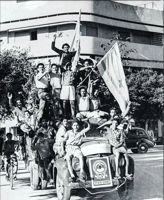 Radość na ulicach Tel Awiwu: 14 maja 1948 r., dzień proklamacji państwa Izrael. / AFP / EAST NEWS