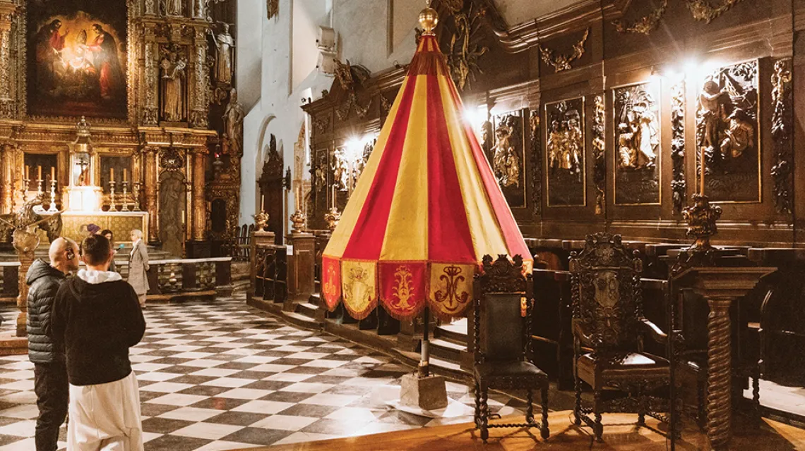 Papieski parasol z 1928 r. odnaleziony w czasie remontu bazyliki św. Mikołaja w Gdańsku.  15 listopada 2021 r. / MARTYNA NIEĆKO / AGENCJA WYBORCZA.PL