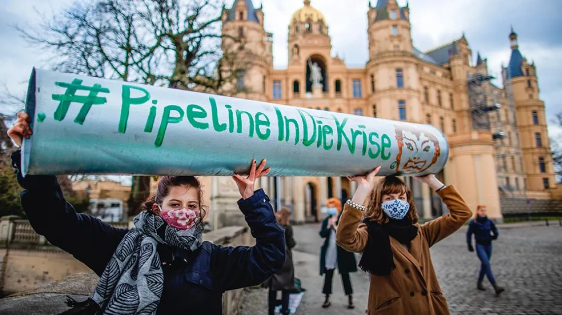 „Ten rurociąg prowadzi prosto do kryzysu” – protest przeciwników Nord Stream 2 przed siedzibą rządu landowego Meklemburgii-Pomorza Przedniego. Schwerin, 22 stycznia 2021 r. / JENS BUTTNER / DPA / AFP / EAST NEWS