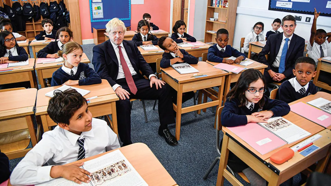 Premier Boris Johnson i minister edukacji Gavin Williamson podczas lekcji historii z uczniami jednej z londyńskich podstawówek, wrzesień 2019 r. / TOBY MELVILLE / AFP / EAST NEWS