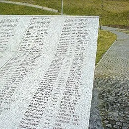 Grób ofiar masakry w Srebrenicy /fot. A. Cholewa / 