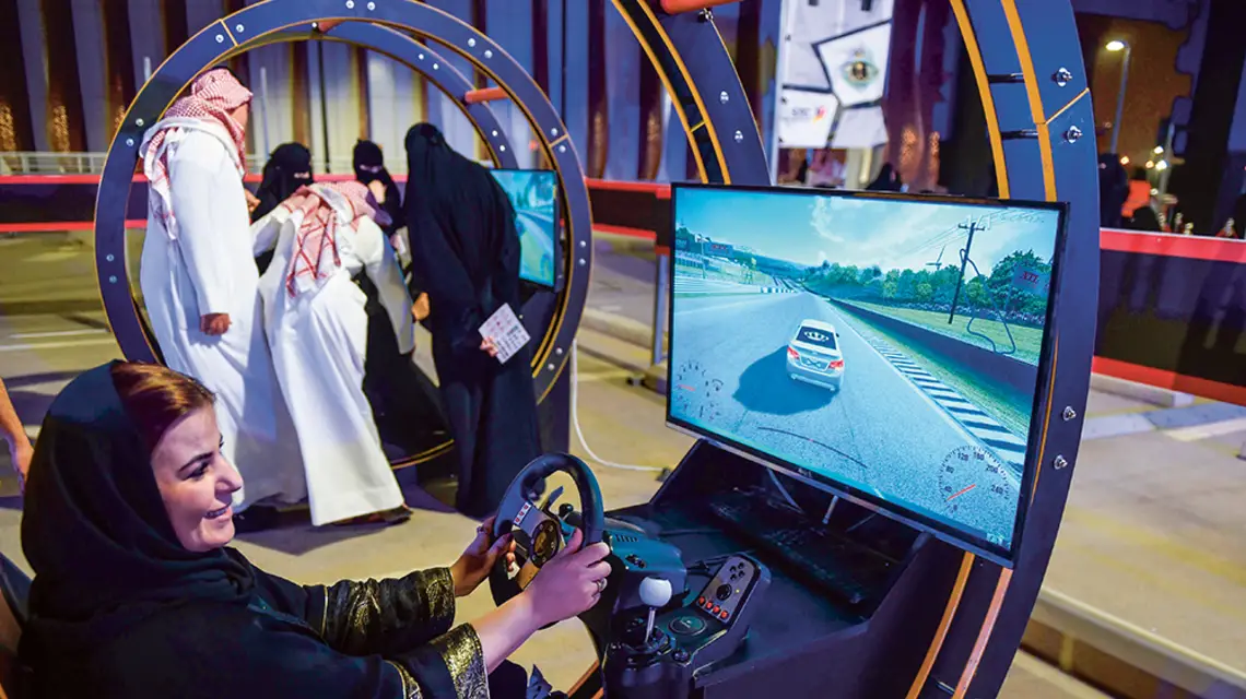 Kobiety w Arabii Saudyjskiej mogą już same prowadzić auto; tu jeszcze ćwiczą na symulatorze, Riad, czerwiec 2018 r. / FAYEZ NURELDINE / AFP / EAST NEWS