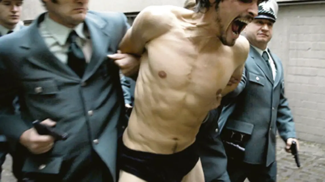 Aresztowanie przywódcy RAF Andreasa Baadera w 1972 r. (scena z filmu). /fot. materiały dystrybutora / 