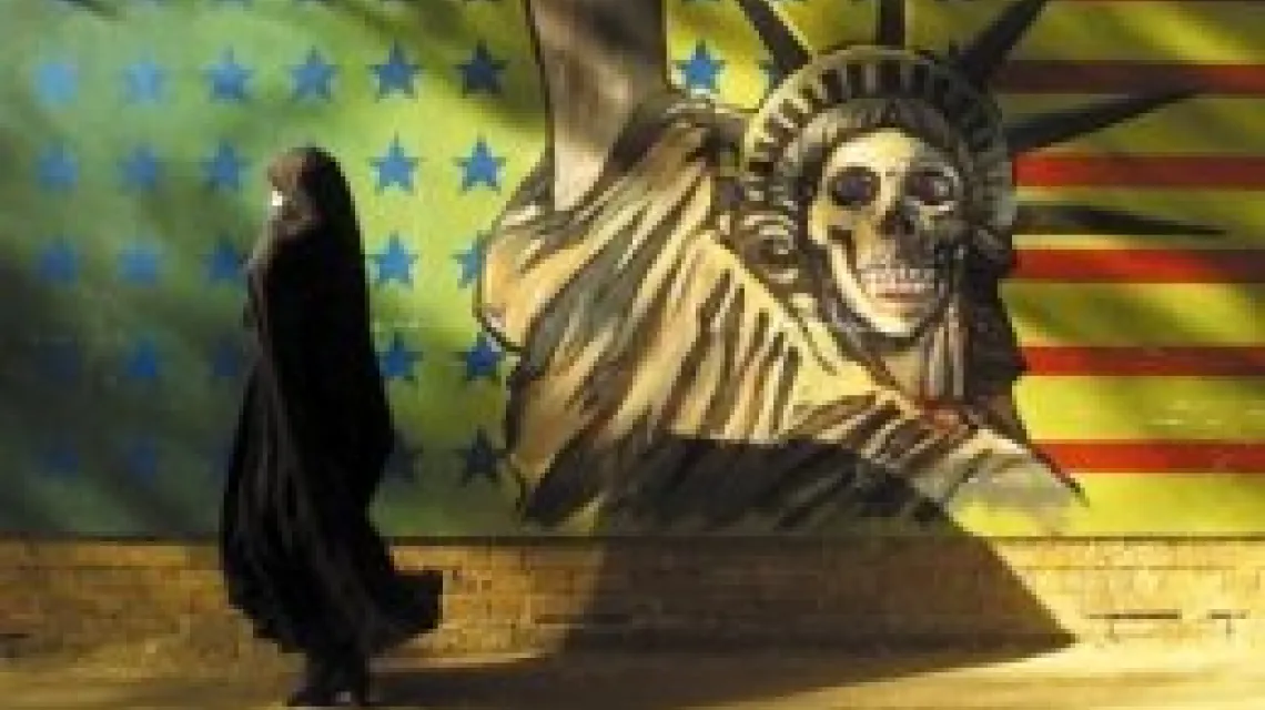 Teheran. Antyamerykańskie graffiti na ścianie dawnej ambasady Stanów Zjednoczonych. Teraz mieści się tu szkoła Islamskiej Republikańskiej Gwardii Rewolucyjnej / 