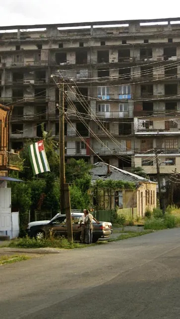 Abchaska flaga w zniszczonym centrum Suchumi /fot. Andrzej Meller / 