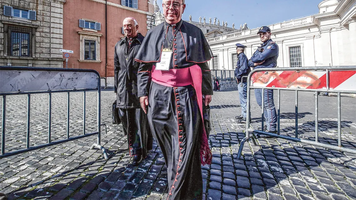 Jean-Claude Hollerich, jeszcze jako arcybiskup, w drodze na obrady „watykańskiego szczytu w sprawie pedofilii”. Watykan, luty 2019 r. / GIUSEPPE LAMI / EPA / PAP