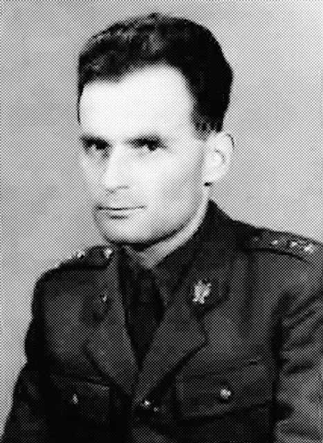 Zdjęcie z 1951 r. z dokumentu podpisanego przez komendanta szkoły prawniczej w Jeleniej Górze, potwierdzającego tożsamość kursanta Stefana Michnika. / MATERIAŁY IPN