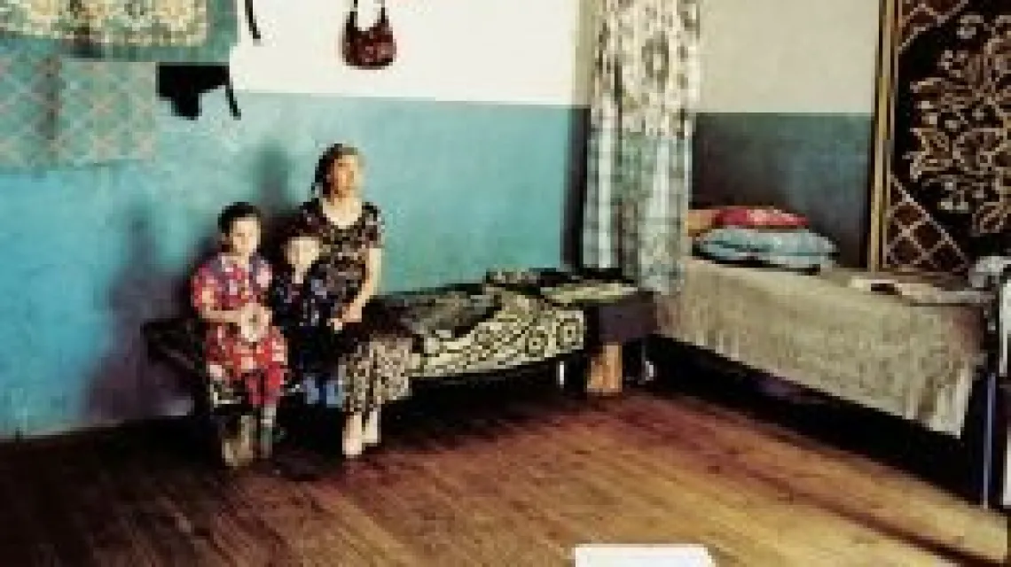 Uchodźcy czeczeńscy w prowizorycznej kwaterze na pograniczu czeczeńsko-gruzińskim, 2004 / 