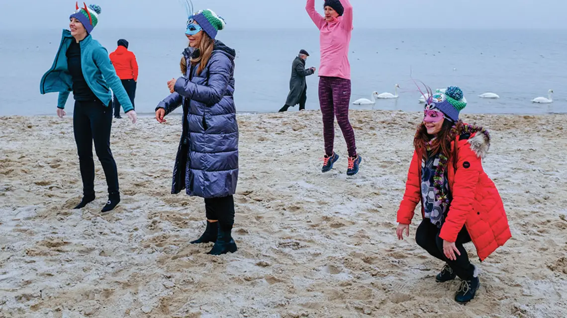 Powitanie Nowego Roku na plaży Gdańsk Brzeźno, 1 stycznia 2021 r. / DARIUSZ SZUBIŃSKI / FORUM