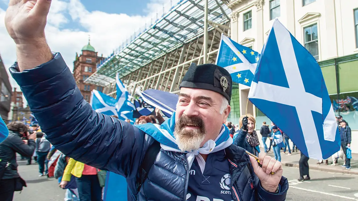 Jedna z wielu manifestacji ruchu Wszyscy pod Jednym Sztandarem. Glasgow, maj 2019 r. / LESLEY MARTIN / PA / EAST NEWS