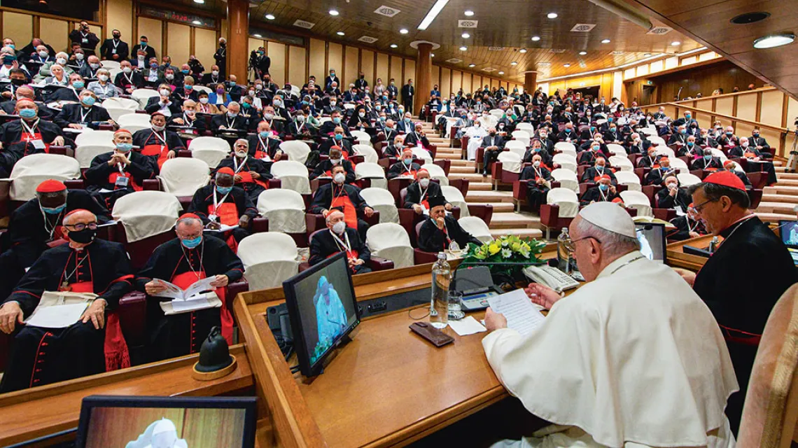 Papież Franciszek przemawia do biskupów w dniu otwarcia synodu. Watykan, 9 października 2021 r. / VATICAN MEDIA / AFP / EAST NEWS