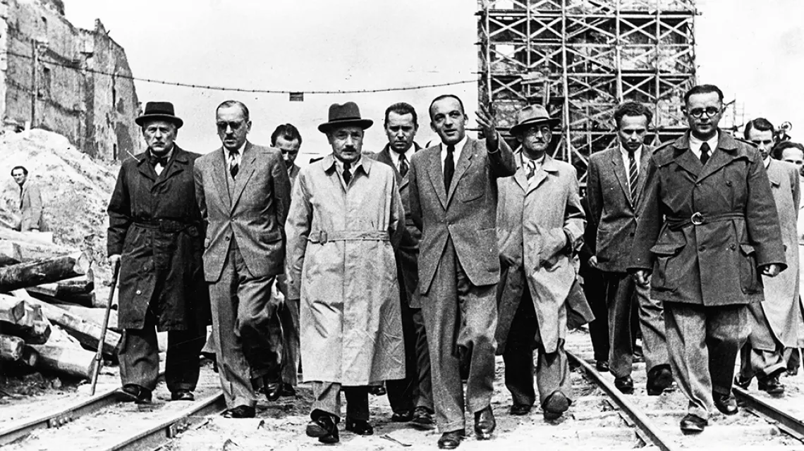 Prezydent Bolesław Bierut (trzeci od lewej)  i Józef Sigalin (czwarty od lewej)  na budowie Trasy W-Z, Warszawa, 1948 r. / SOVFOTO / UIG / EAST NEWS