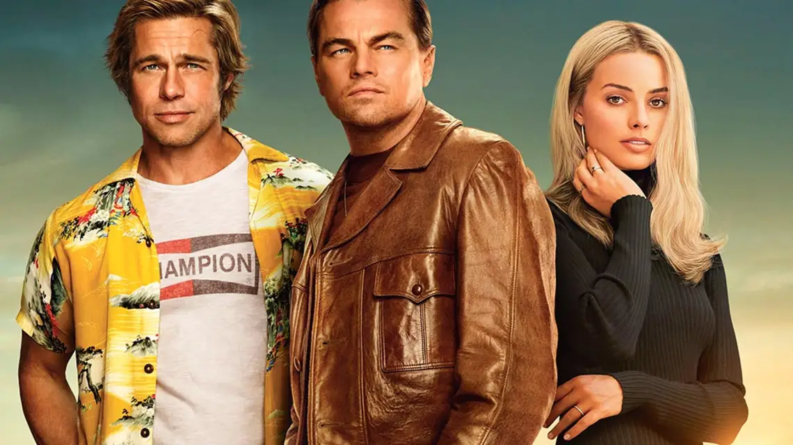 Brad Pitt jako Cliff Booth, Leonardo DiCaprio jako Rick Dalton i Margot Robbie jako Sharon Tate w filmie „Pewnego razu... w Hollywood”. / UIP