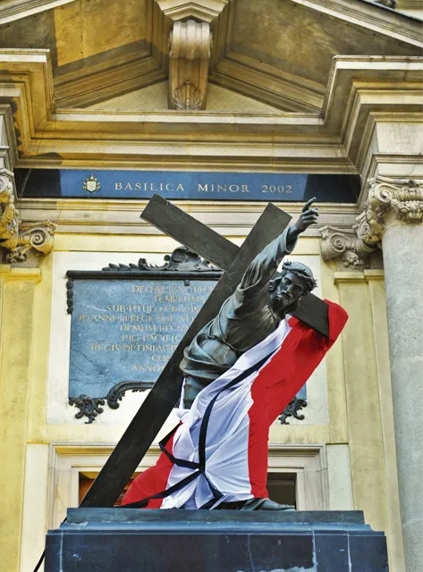 Chrystus z kościoła Świętego Krzyża przepasany flagą z kirem. Warszawa, 16 kwietnia 2010 r. /fot. Filip Błażejowski / Forum / 