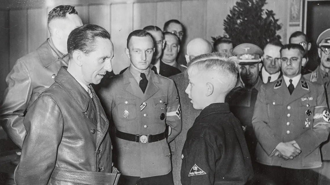 Joseph Goebbels, minister propagandy III Rzeszy, spotyka się z kandydatami na volksdeutschów, Toruń, październik 1942 r. / MAREK TEMPEL / ATLANTIC / NARODOWE ARCHIWUM CYFROWE