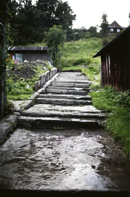 Rabka, była dzielnica żydowska: schody do nieistniejącej już synagogi / fot. Tomasz Wiech / 