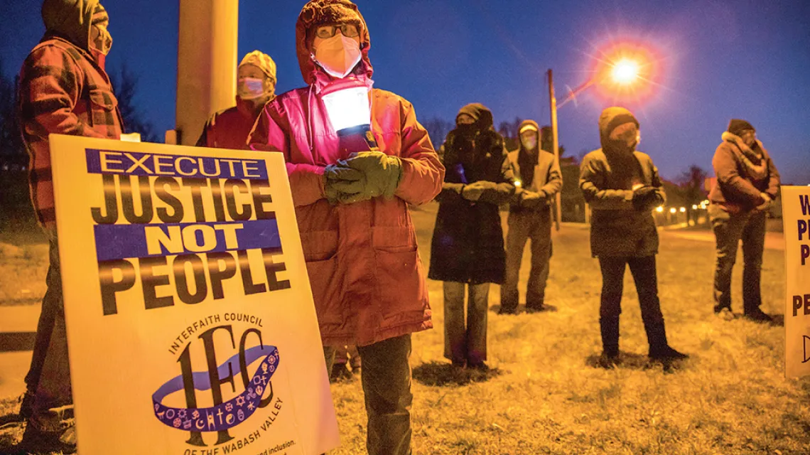 Demonstracja przed więzieniem federalnym w Bloomington przeciwko egzekucji skazanej na karę śmierci Lisy Montgomery. Indiana, USA, 2 stycznia 2021 r. / JEREMY HOGAN / ZUMA PRESS / FORUM