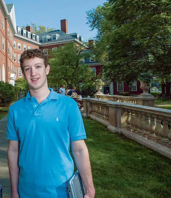 Mark Zuckerberg przed Eliot House na Uniwersytecie Harvarda w Cambridge, Massachusetts, maj 2004 r., trzy miesiące po uruchomieniu serwisu „The Facebook”. / RICK FRIEDMAN / PHOTOSHOT / PAP
