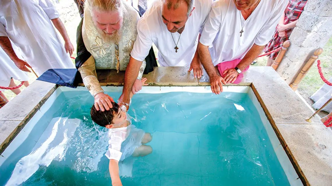 Chrzest w społeczności Udynów w kościele św. Elizeusza we wsi Nidż. Azerbejdżan, 4 sierpnia 2013 r. / REZA / GETTY IMAGES