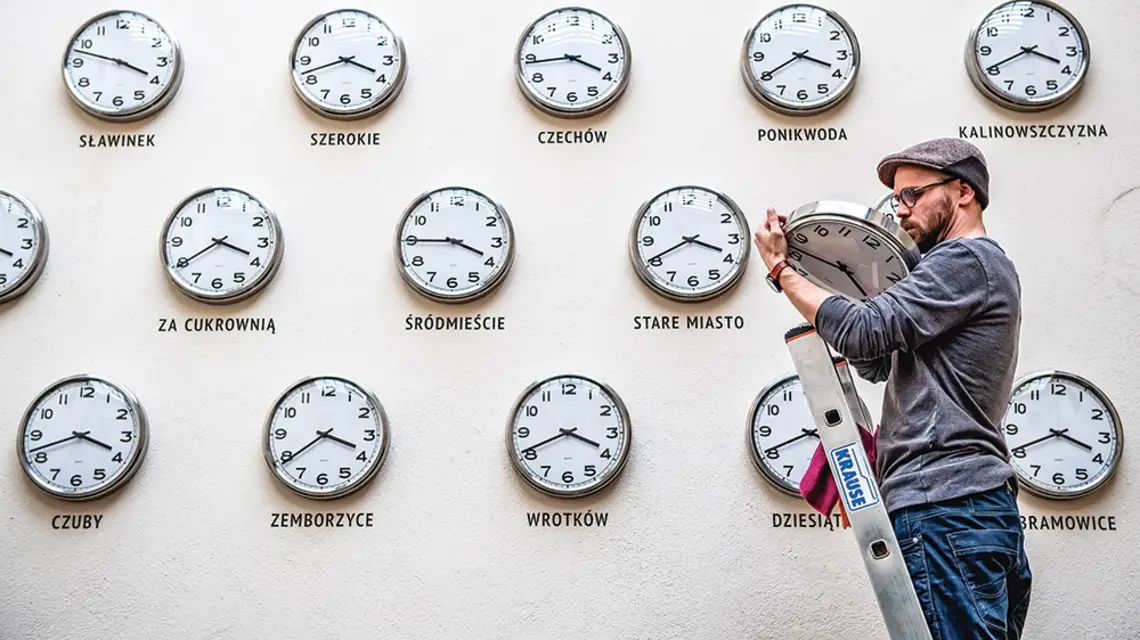 Kamil Filipowski ze swoją instalacją artystyczną „Czas na kulturę”. Lublin, 29 marca 2019 r. / WOJCIECH PACEWICZ / PAP