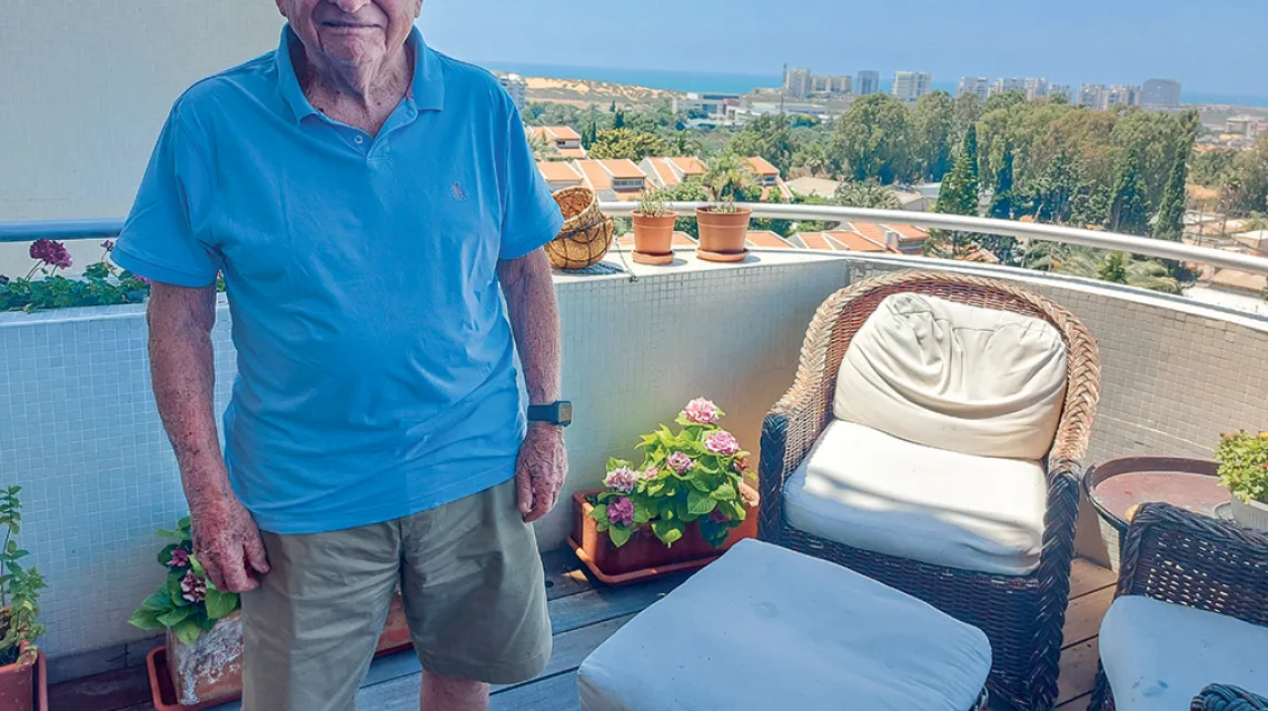Stanisław Aronson na balkonie swojego mieszkania w Tel Awiwie, lipiec 2021 r. / KAROLINA PRZEWROCKA-ADERET