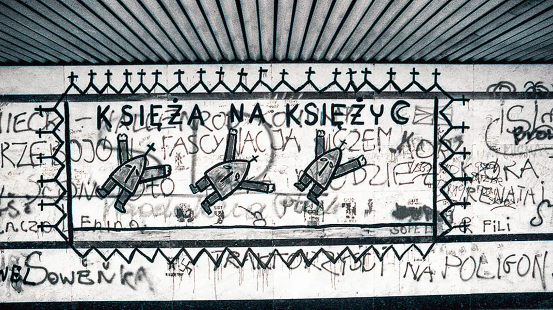 Napis w przejściu podziemnym – pojawił się niedługo po wprowadzeniu lekcji religii do szkół. Warszawa, 1992 r. / MAREK SZYMAŃSKI / FORUM