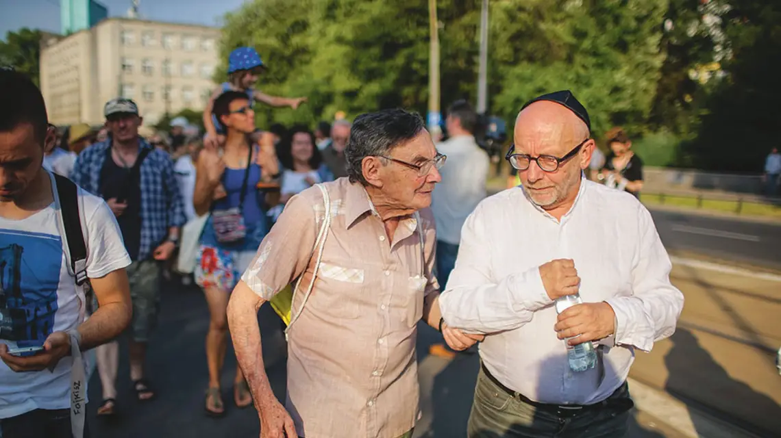 Prof. Paweł Śpiewak (Żydowski Instytut Historyczny, po prawej) i Marian Turski (Stowarzyszenie Żydowski Instytut Historyczny) podczas Marszu Pamięci, Warszawa 2015 r. / GRZEGORZ KWOLEK
