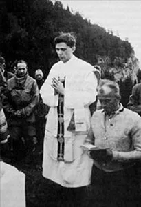 Młody ksiądz Joseph Ratzinger odprawia dla turystów Mszę w rycie trydenckim, lato 1952 r. / 