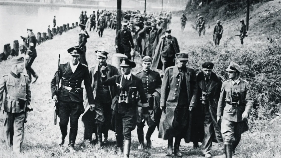 Już po kapitulacji: obrońcy Westerplatte opuszczają półwysep i idą do niewoli. Zdjęcie wykonane przez niemieckiego fotografa 7 września 1939 r. / ULLSTEIN / BEW