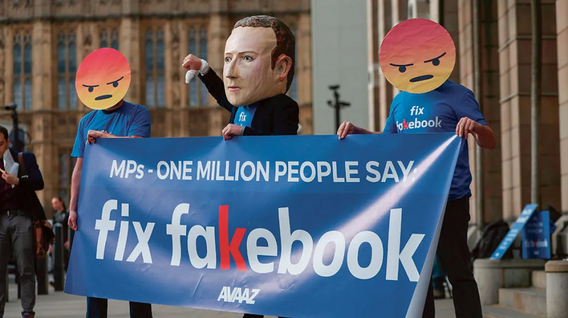 „Parlamentarzyści, milion ludzi mówi: naprawcie Fakebooka”  – protest organizacji Avaaz przed brytyjskim parlamentem, 26 kwietnia 2018 r. / DANIEL LEAL-OLIVAS / AFP / EAST NEWS