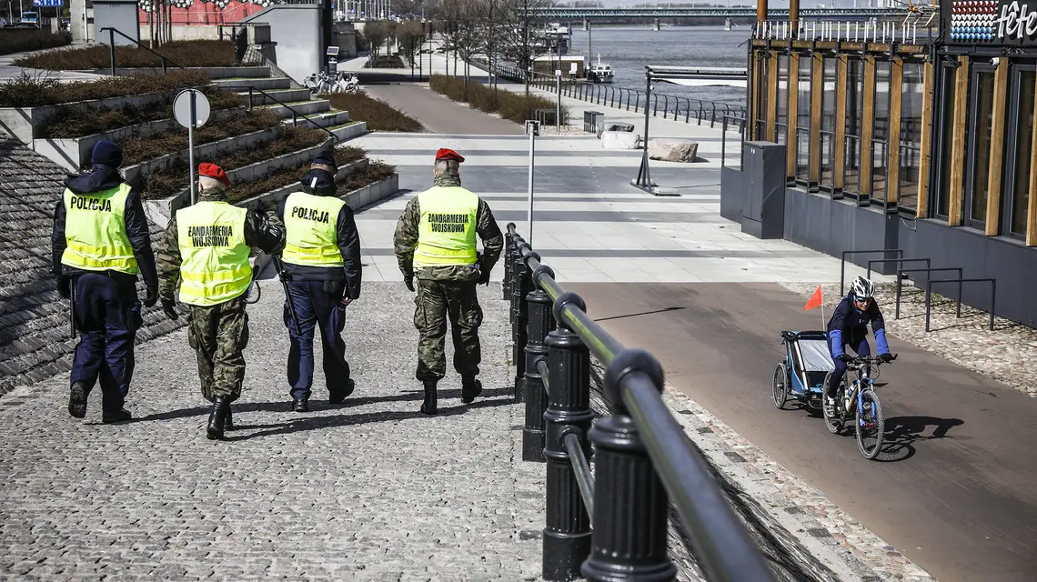 Patrol policji i żandarmerii wojskowej na bulwarach wiślanych. Warszawa, 1 kwietnia 2020 r. / MACIEK JAŹWIECKI / AGENCJA GAZETA / 