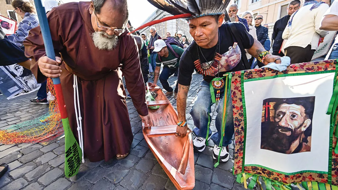 Delegaci na Synod dla Amazonii niosą pirogę na plac św. Piotra, Rzym, 19 października 2019 r. / VINCENZO PINTO / AFP / EAST NEWS