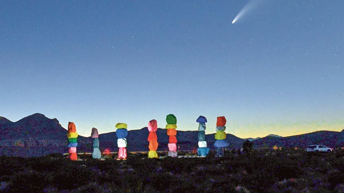 Kometa Neowise nad pustynią w Jean w Newadzie, gdzie można oglądać instalację artystyczną „Seven Magic Mountains”  Ugo Rondinonego, 15 lipca 2020 r. / DAVID BECKER