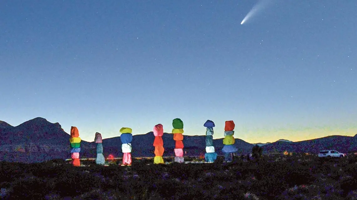 Kometa Neowise nad pustynią w Jean w Newadzie, gdzie można oglądać instalację artystyczną „Seven Magic Mountains” Ugo Rondinonego, 15 lipca 2020 r. / DAVID BECKER