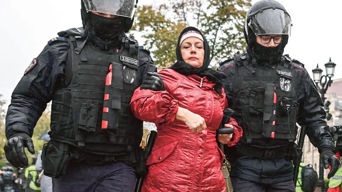 Policja zatrzymuje uczestniczkę protestu przeciwko mobilizacji. Moskwa, wrzesień 2022 r. / AFP / EAST NEWS