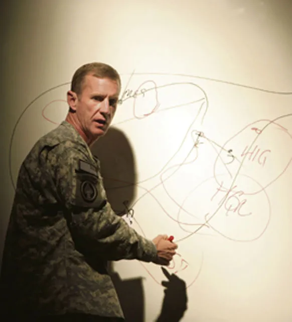 Generał Stanley McChrystal w bazie USA w Kandaharze. Afganistan, grudzień 2009 r. / fot. Liu Xin /Xinhua / Xinhua Press / Corbis / 