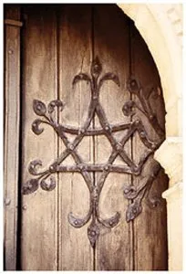 Fragment bramy synagogi w Szydłowie /fot. M. Frysztacki / 
