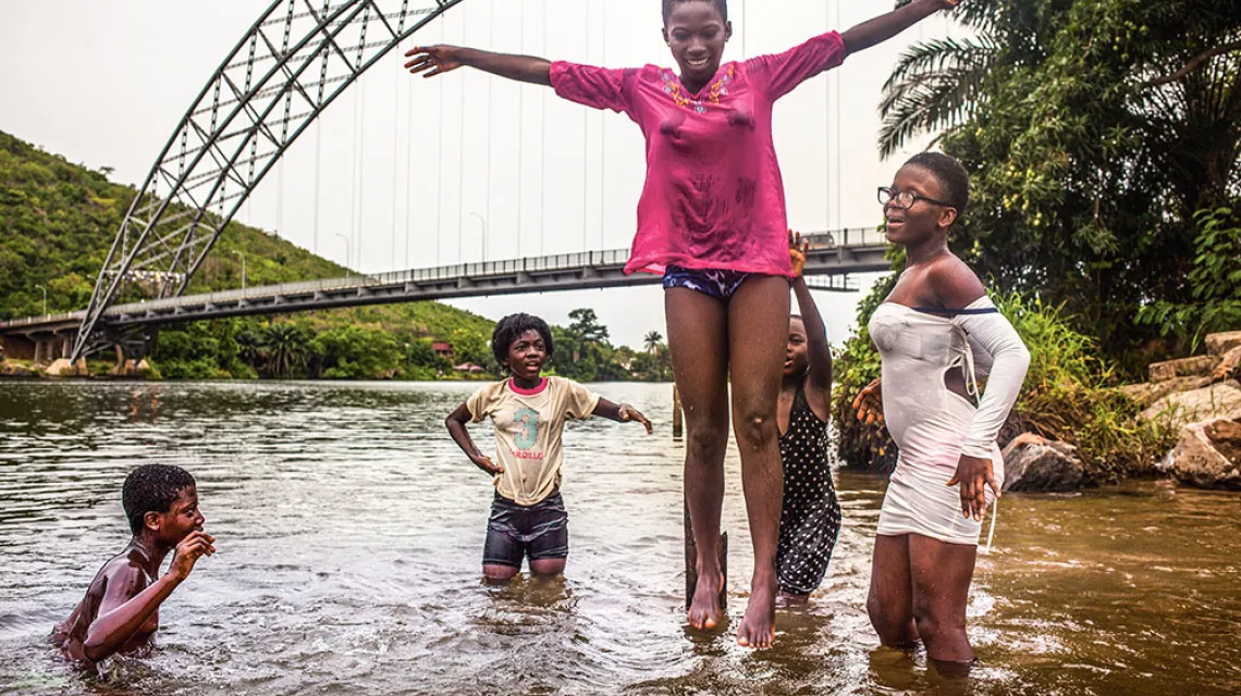 Kąpiel w rzece Wolta, poniżej zapory w Akosombo. Ghana, kwiecień 2018 r. / GRAŻYNA MAKARA