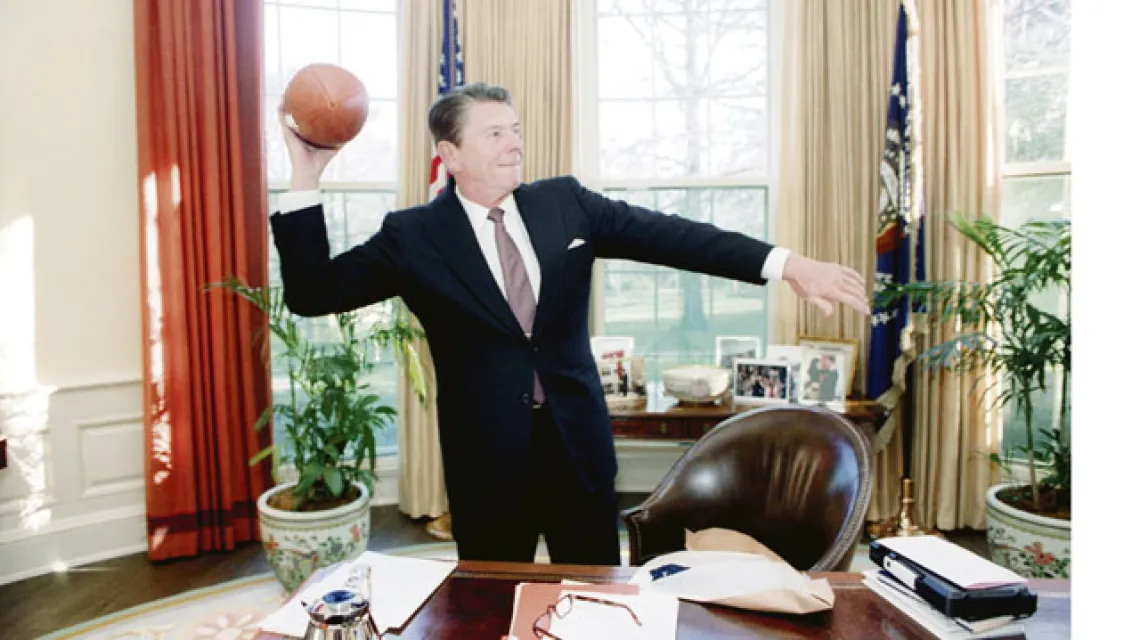 Prezydent Reagan z piłką futbolową w Gabinecie Owalnym, 26 marca 1982 r. / fot. Ronald Reagan Presidential Foundation / 