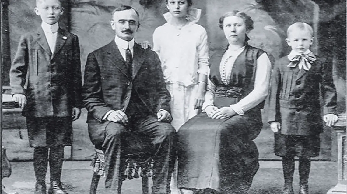 Friedrich (Fred) Trump z żoną Elizabeth i dziećmi. Pierwszy z lewej to Fred junior, przyszły ojciec Donalda. Zdjęcie z ok. 1915 r. / ANCESTRY.COM