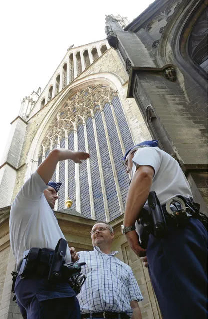 W katedrze św. Rumbolda policja szukała materiałów rzekomo ukrytych w... sarkofagach prymasów. Bruksela, 24 czerwca 2010 r. / fot. Marc Gysens / 