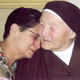 Spotkanie po latach: siostra Klara z Ewą, którą uratowała podczas wojny / 