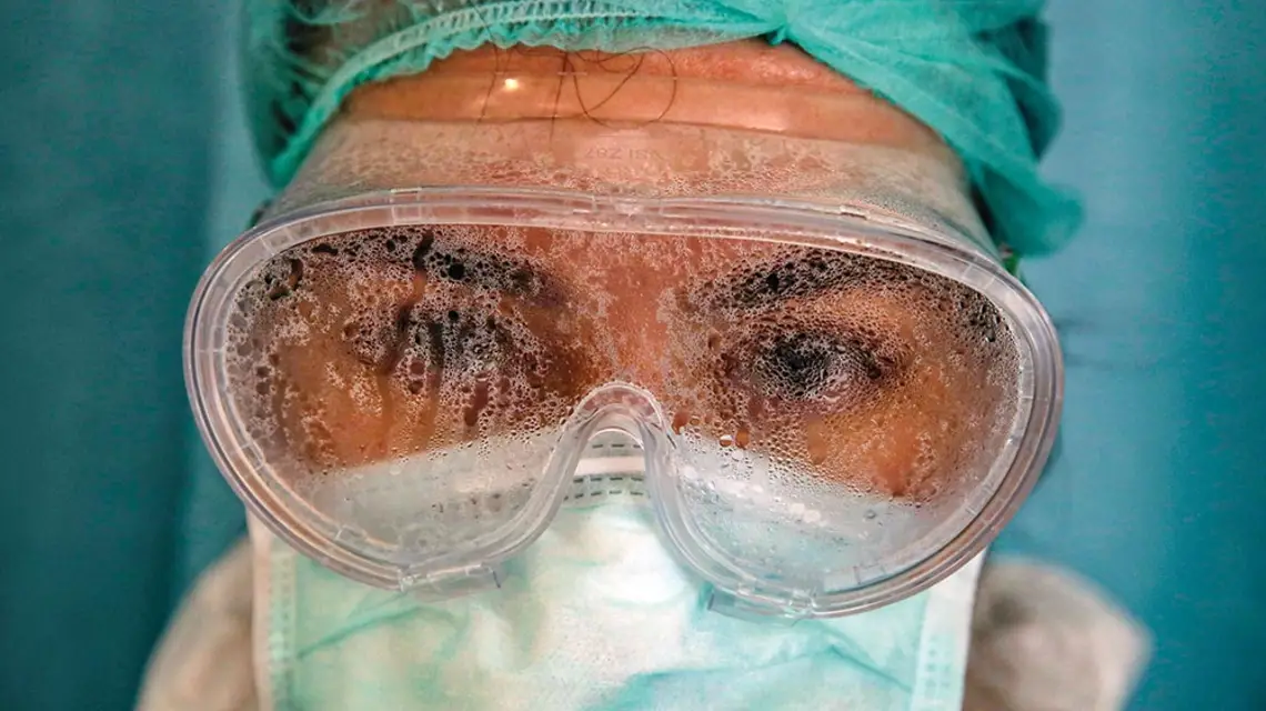 Dilara Fahrioglu, pielęgniarka z oddziału intensywnej terapii w szpitalu Medicana, Stambuł, 14 kwietnia 2020 r. / UMIT BEKTAS / REUTERS / FORUM