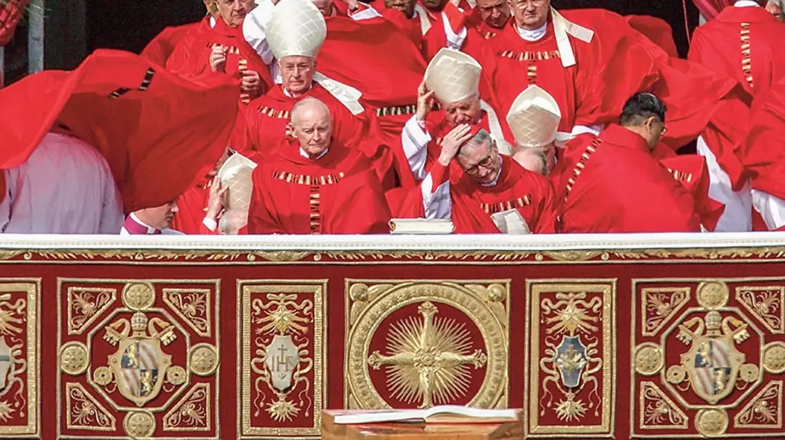 Na pogrzebie Jana Pawła II, w pierwszym rzędzie po lewej kard. Theodore McCarrick. Watykan, 8 kwietnia 2005 r., / CHRISTOPHER FURLONG / GETTY IMAGES