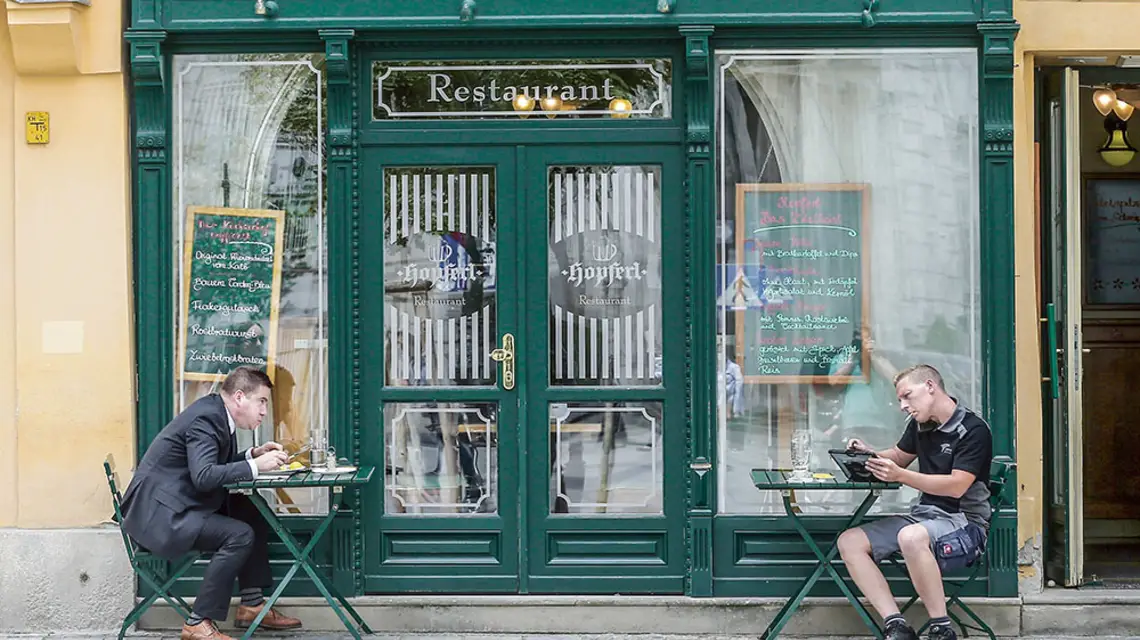 W otwartych 15 maja austriackich restauracjach konieczne jest zachowanie bezpiecznego dystansu. Wiedeń, 19 maja 2020 r. / RONALD ZAK / AP / EAST NEWS / RONALD ZAK / AP / EAST NEWS