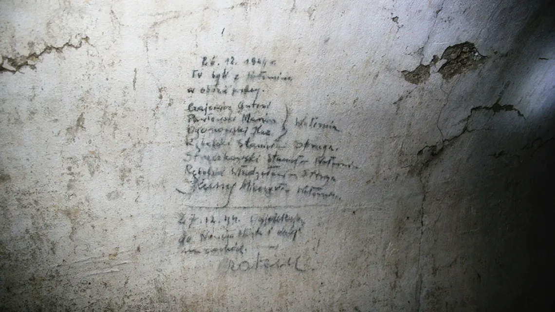 „Tu byli z Wołomina w obozie pracy...” – napis na murze w celi Fortu Pomiechówek, wykonany 26/27 grudnia 1944 r. / ZE ZBIORÓW WWW.FORTTRZECIPOMIECHOWEK.ORG