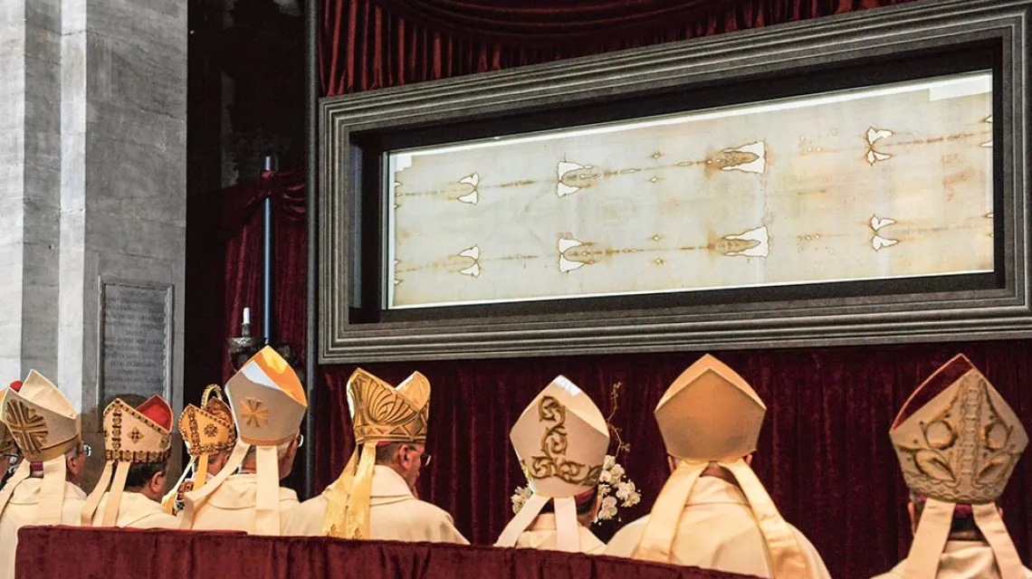 Całun prezentowany w katedrze w Turynie, kwiecień 2010 r. / VALERIO PENNICINO / GETTY IMAGES